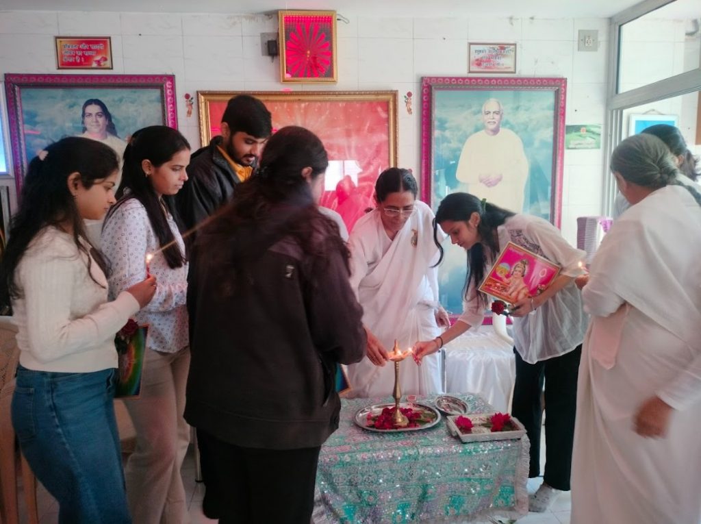 कतारगाम सेंटर ने लोगों के लिए फ्री आई चेकअप कैंप लगाया